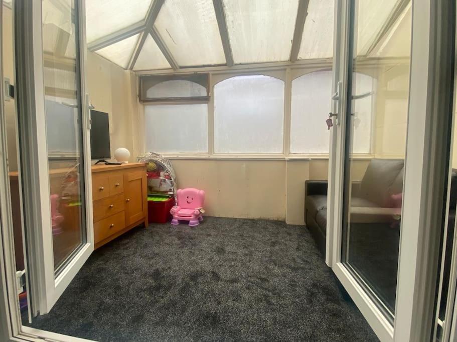 Luxurious Detached Bungalow Batley Bagian luar foto