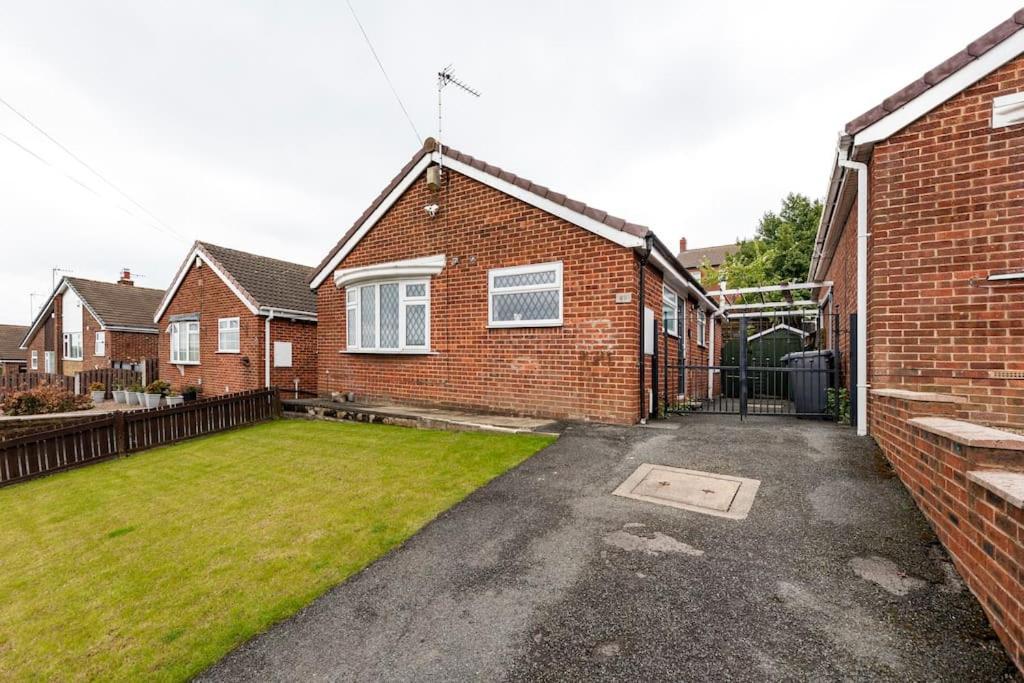 Luxurious Detached Bungalow Batley Bagian luar foto
