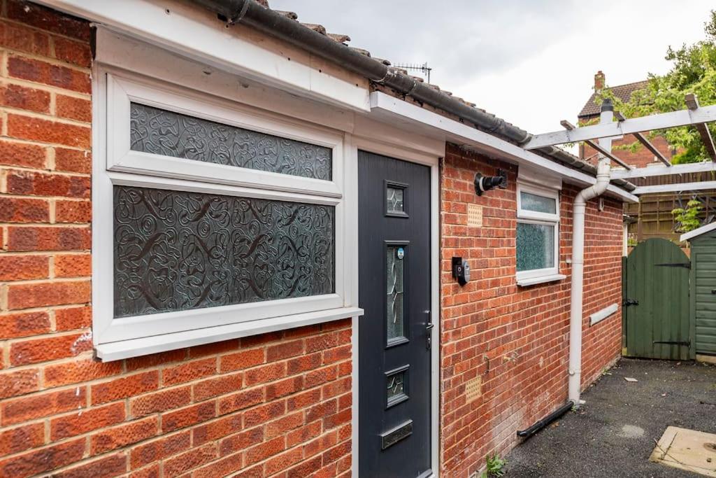 Luxurious Detached Bungalow Batley Bagian luar foto