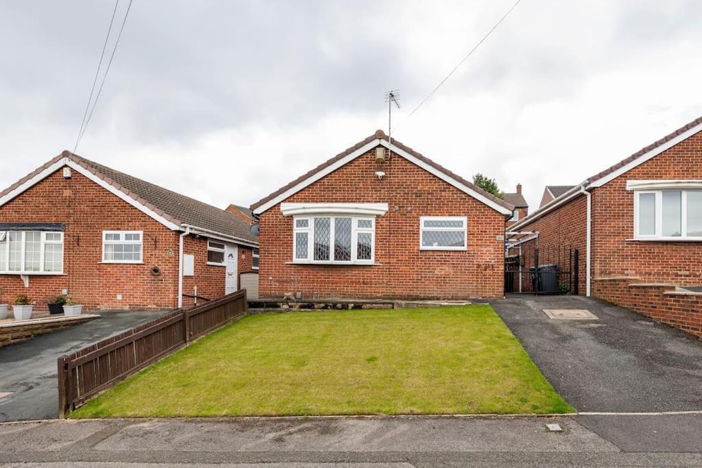 Luxurious Detached Bungalow Batley Bagian luar foto